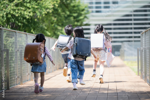 登校、下校する元気に走る小学生ランドセルの後ろ姿複数の顔無しの全身