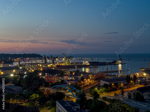 nocna panorama na oświetlony port przeładunkowy w Gdyni