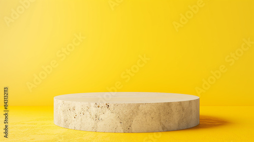 Pódio de pedra mínimo no centro com fundo amarelo