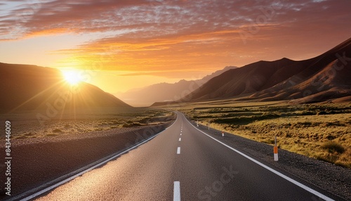 sunset on the road, wallpaper sunset in the mountains, sunset on the highway, perspective d'une route déserte qui traverse le paysage au soleil couchant