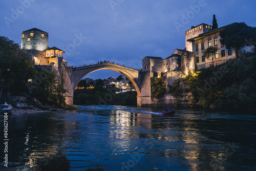 モスタルのスタリモスト橋の夜景