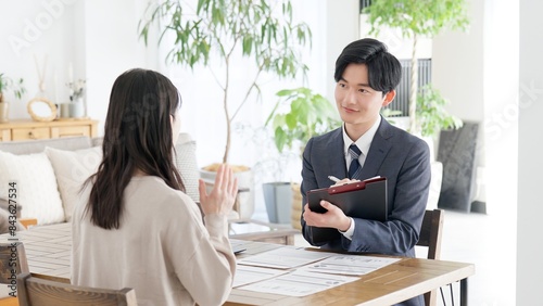 お客様のヒアリングをするビジネスマン