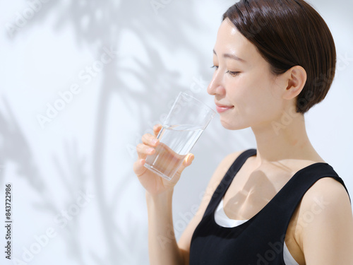 水を飲む女性