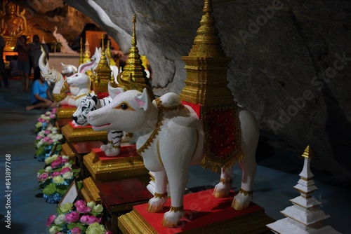 Tham Kra Sae洞窟のお寺の牛の置物