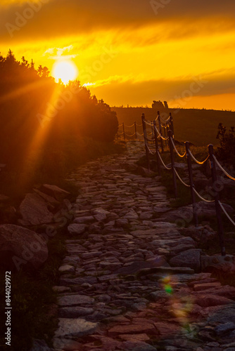Szlak górski w Karkonoszach w stronę skałek Słoneczniki, przy Zachodzie Słońca