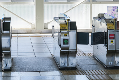 駅構内に設置された自動改札機