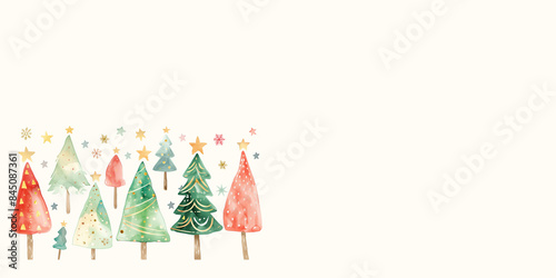 forêt de sapins colorés et décorés, entourés d'étoiles dorées scintillantes sur fond blanc espace négatif copyspace, Carte de vœux célébration fêtes de fin d'année Noël