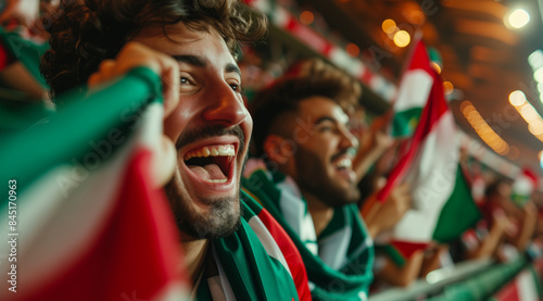 Jubelnde Fussball Fans aus Italien freuen sich über ein Tor ihrer Mannschaft
