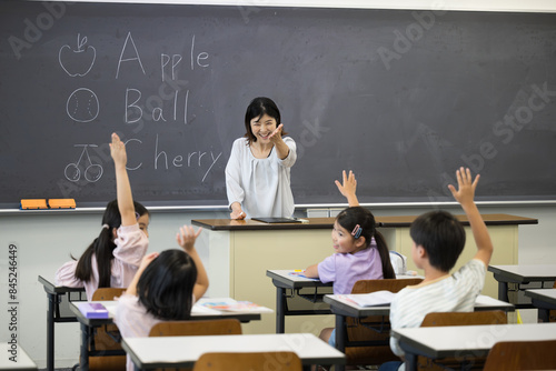 日本の小学校の教室で英語の授業をする様子 先生と子どもたち