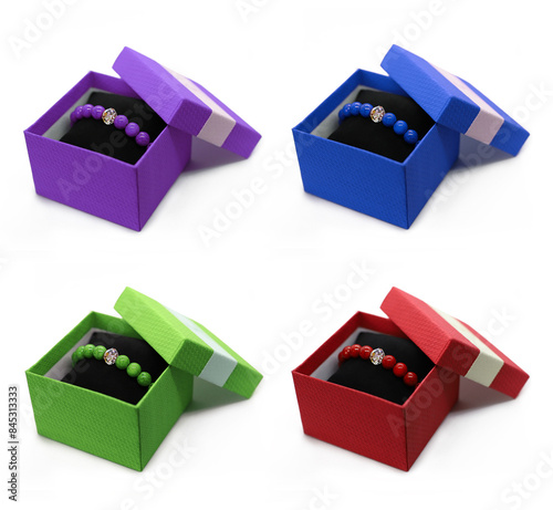 Pakiet pudełek na biżuterię kolorze fioletowym, niebieskim, zielonym i czerwonym z kolorowymi bransoletkami z howlitem z prawdziwym kryształem 