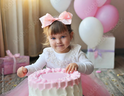 Dziewczynka z tortem urodziny