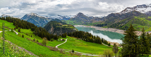 Panorama du Lac et barrage de Roselend, Beaufortain, Savoie, France