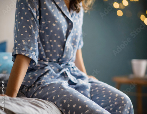 Kobieta w piżamie siedząca na łóżku