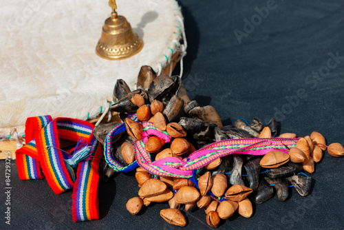 Ritual andino con variedad de frutas y flores tropicales, instrumentos y artículos indigenas del Ecuador.