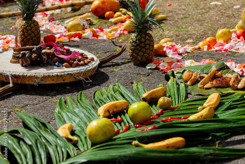 Ritual andino con variedad de frutas y flores tropicales, instrumentos y artículos indigenas del Ecuador.