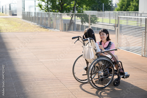 車椅子に乗る子供と介護や補助をする介護士や看護師 全身
