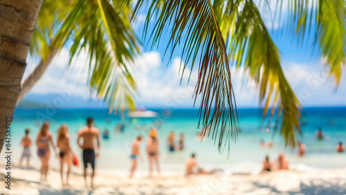 Unscharfer Hintergrund am tropischen Strand mit Palmen und Menschen, entspannter Sommertag am Meer