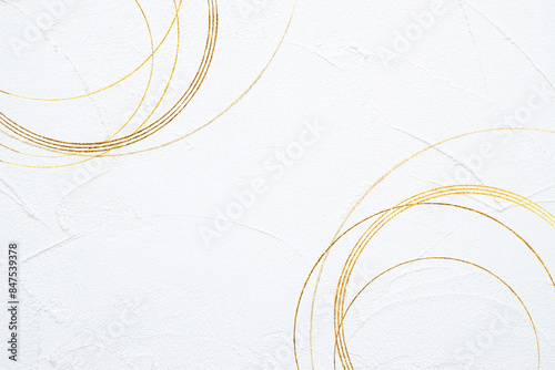 金色の曲線、背景は動きのある白塗りの壁面（アブストラクト）