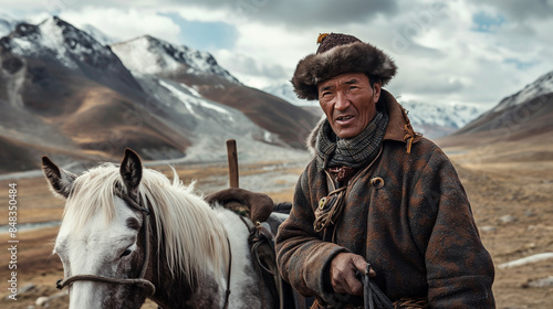 Retrato de um pastor nômade tradicional com seu cavalo contra uma paisagem montanhosa
