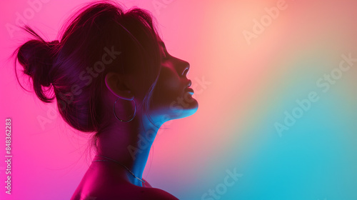 Foto de uma senhora suave e deslumbrante com anel de pescoço, efeito de corpo macio, espaço vazio em fundo multicolorido brilhante gradiente
