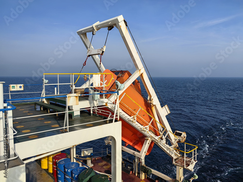 Free fall emergency lifeboat on board a ship