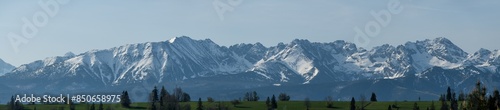 Piękne polskie góry tatry panorama pokryte topniejącym śniegiem wiosną 