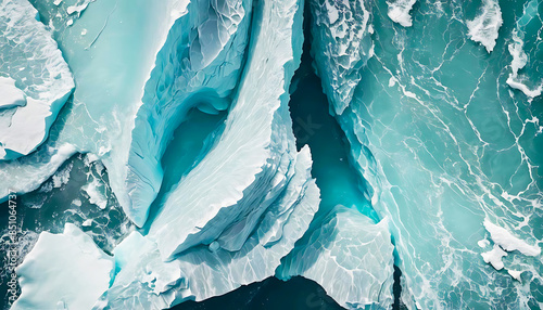arktischer Eisberg in hell blau türkis im Ozean Meer schwimmend, abschmelzen der Pole Schelf Eis Wasser kalt, Erderwärmung, Klimawandel Nordpol Südpol Arktis treibend kalt gefroren Gletscher Grönland