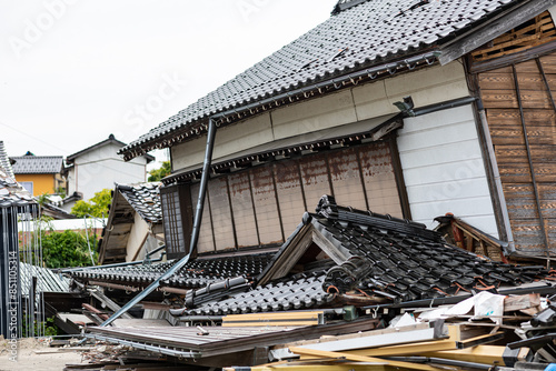 能登半島地震、1階が潰れ倒壊の危険