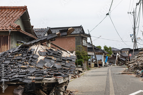 能登半島地震、倒壊した家が道にはみ出している