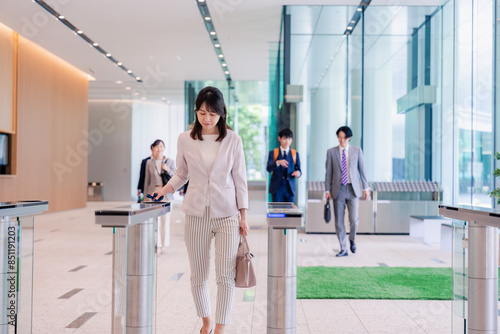 悲しい顔をしてオフィスに出社する女性