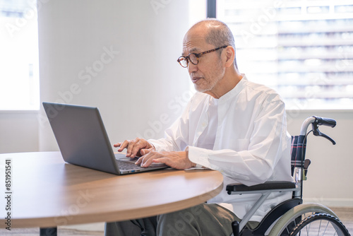 パソコン作業をするシニア男性・高齢者雇用・障がい者雇用イメージ