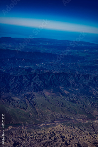 空から望む農地と山脈