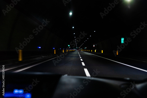 viaggiare in una galleria buia in autostrada