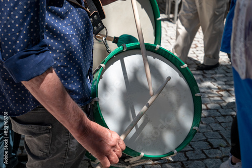 Grupo de percussão com os seus tambores a animar uma festa