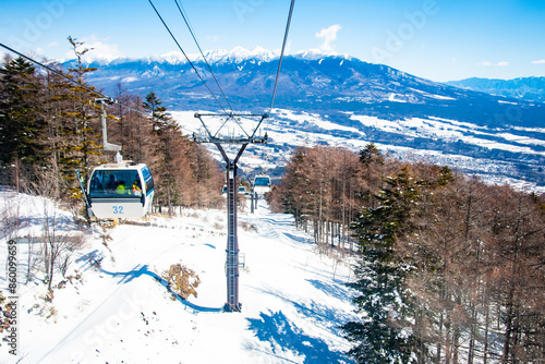 晴天のスキー場で動いているゴンドラの美しい風景Beautiful scenery of moving gondolas on the ski resort in sunny weather