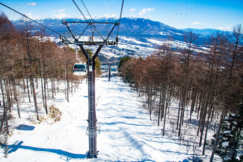 晴天のスキー場で動いているゴンドラの美しい風景Beautiful scenery of moving gondolas on the ski resort in sunny weather