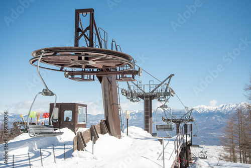 晴天のスキー場で動いているリフトの美しい風景Beautiful scenery of a moving lift at a ski resort on a sunny day