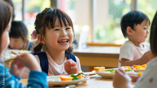 食堂で食事をとっている楽しそうな様子の日本人の子ども