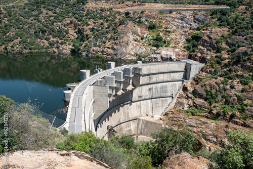 Em meio a montanhas, a barragem hidroelétrica sobre o rio Tua para a produção de energia, em Trás os Montes, Portugal