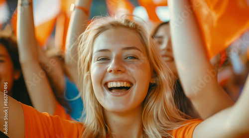 Fröhiche Frau aus Holland freut sich über ein Tor im Stadion 