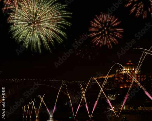 Festas na cidade do Porto em Portugal, fogo de artifício na baixa da cidade, rio douro, ponte Dom Luís, Serra do Pilar