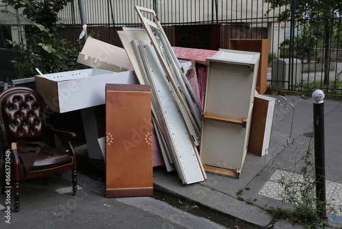 Dépôt sauvage de meubles et de planches sur un trottoir