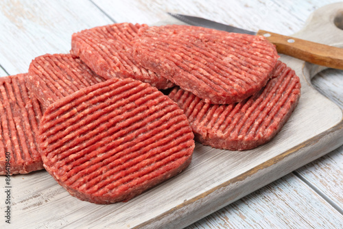 steaks hachés crus sur une planche à découper 