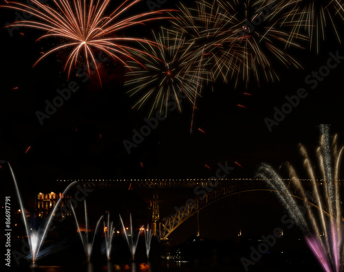 Festas na cidade do Porto em Portugal, fogo de artifício na baixa da cidade, rio douro, ponte Dom Luís