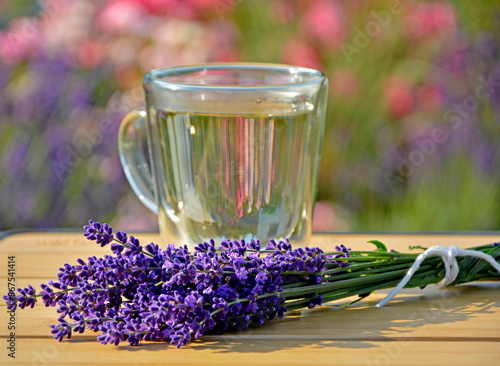 napój, lawenda, lato, słonecznie, ogród, kwiaty, relaks, skzlanka, stolik, ogrodowy, lavender drink, glass, lavender flowers, bamboo, table, filizanka, kwiat, cherbata, drink, biała, roz, napoje, fiol