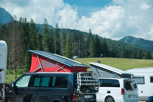 campery w trakcie podróży na campingu w górach