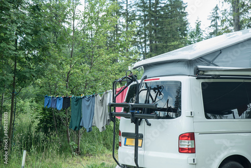 campery w trakcie podróży na campingu w górach