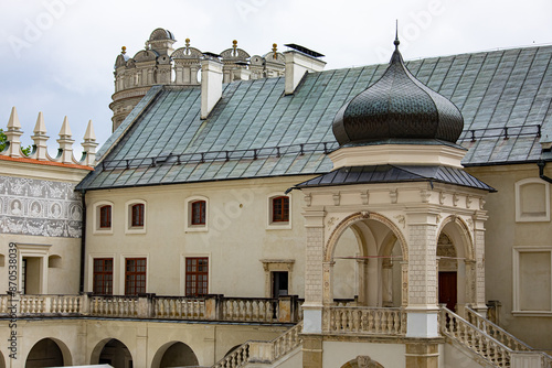 Położony na trakcie Przemyśl-Sanok, w pobliżu przeprawy przez San, zamek w Krasiczynie należy do najpiękniejszych pomników polskiego renesansu