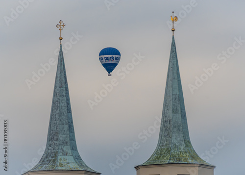 balon leci między wieżami kościoła