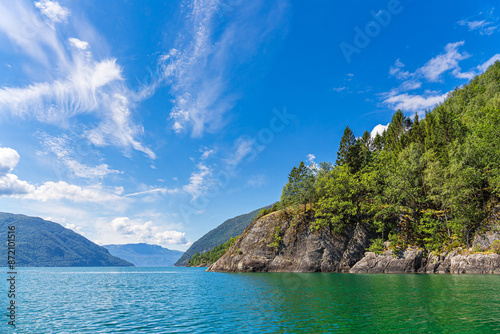 Blick auf den Åkrafjord in Norwegen